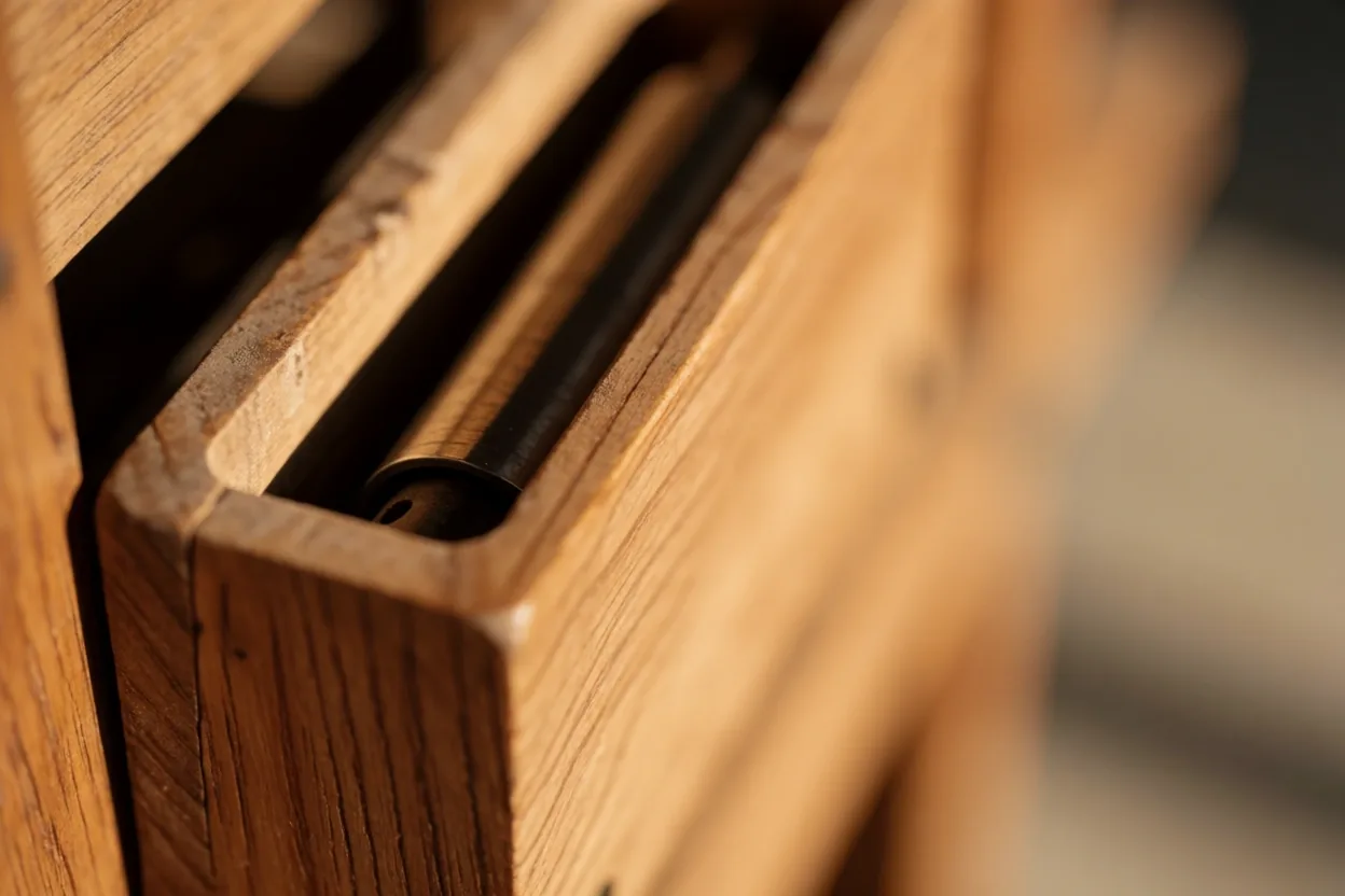 Detail dřevěného lisu v ranním světle